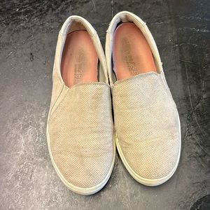 Dr. Scholl’s Slode on tan shoes